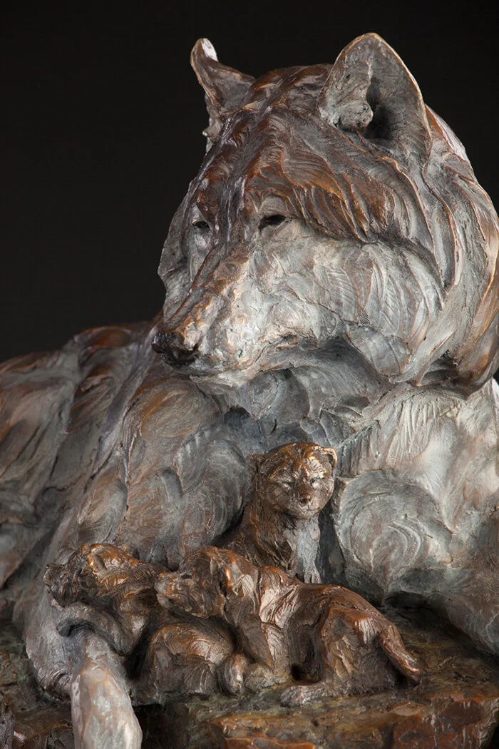「Den Mother」というタイトルの彫刻作品 Den Mother — Rowe Fine Art Gallery